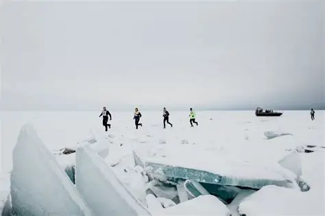 Corredores sobre una capa de hielo azul transparente.