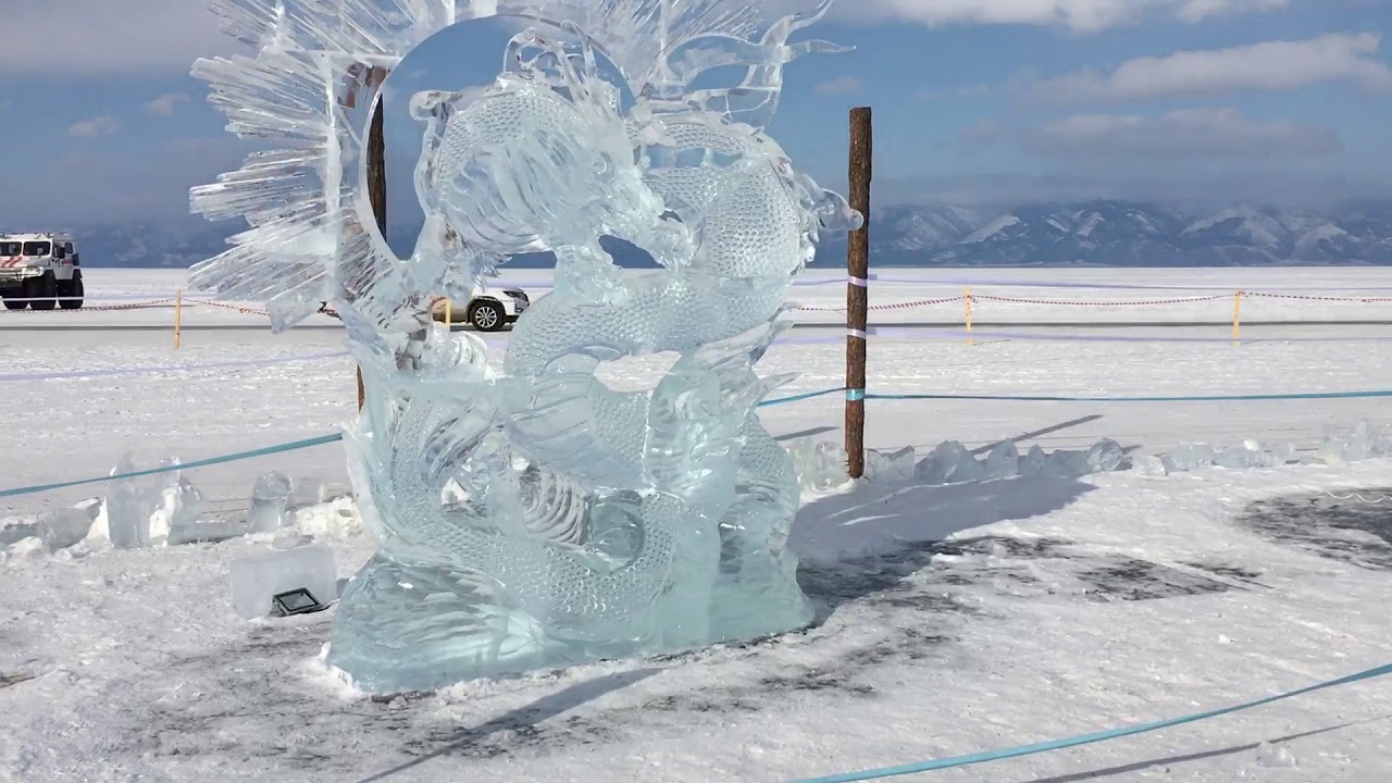 Escultura de hielo transparente brillando al sol.