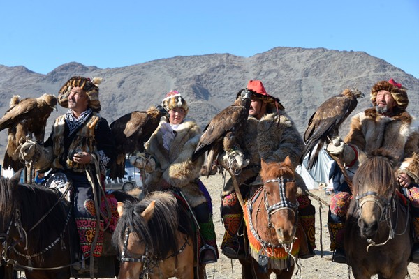Águila real volando sobre estepas de montaña.