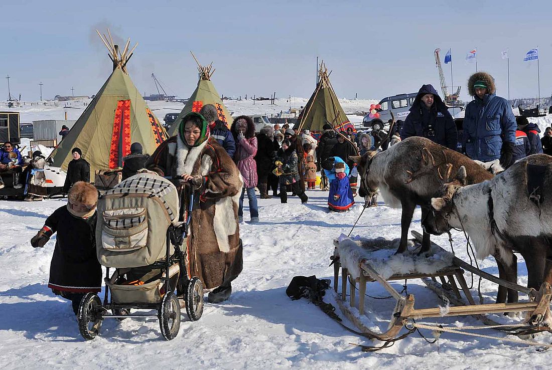Indígenas árticos con tambores frente al río Yeniséi.