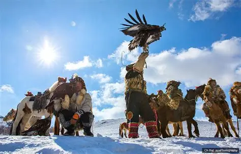 Águila volando hacia un jinete en la estepa nevada.