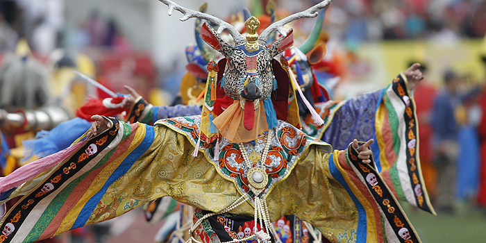 Modelo con un traje tradicional de seda azul brillante.