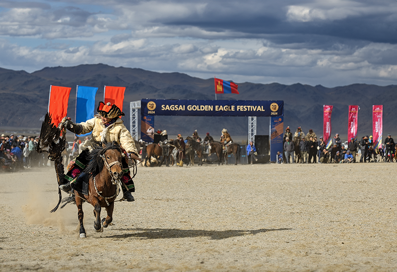 Cazador kazajo con su águila y ropa de piel tradicional.