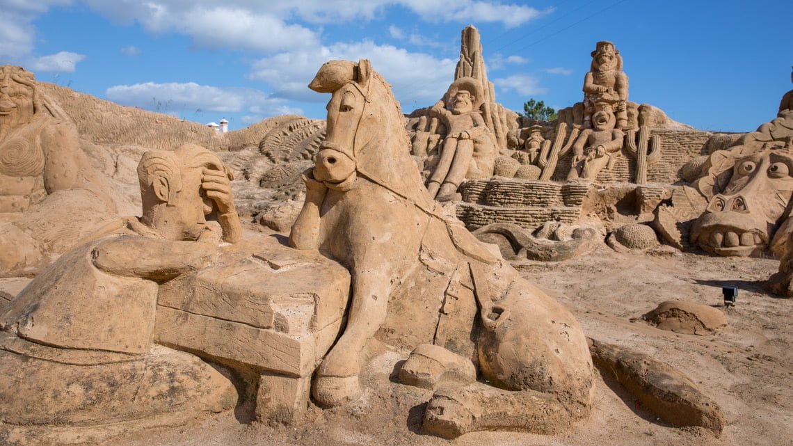 Escultura de Gengis Khan hecha de arena en el desierto.