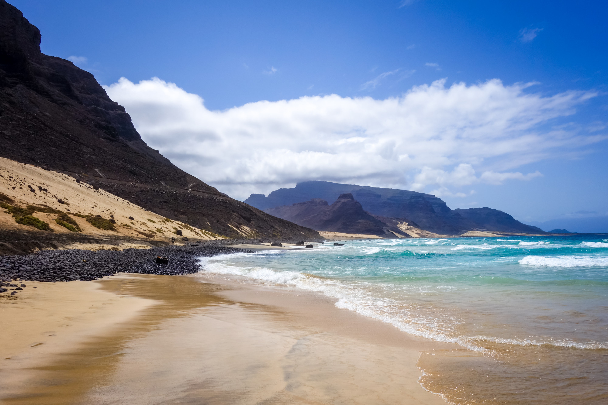 Escenario de música en una playa azul cristalina.