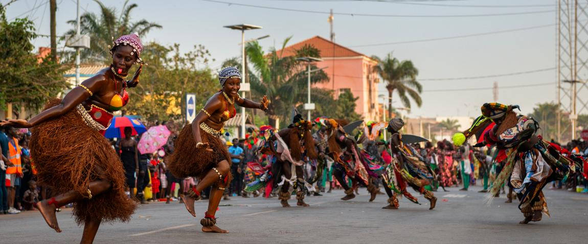 Pastores con sombreros cónicos y ganado decorado.