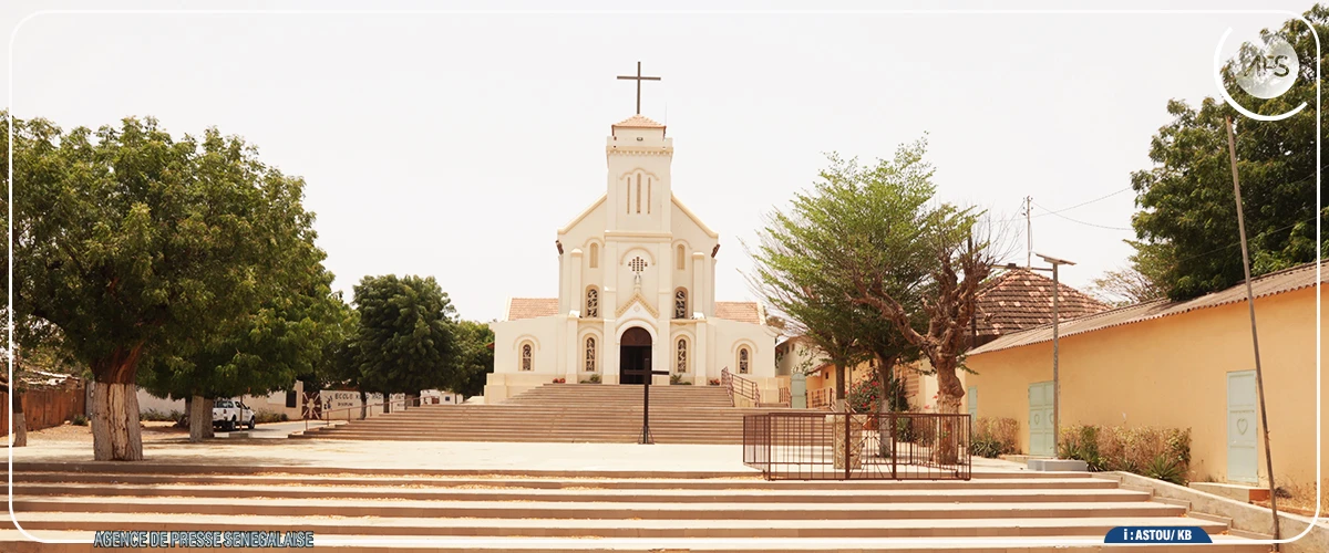 Miles de jóvenes caminando por la playa hacia la basílica.
