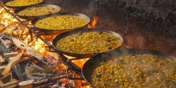 Paellas cocinándose a la leña en Alboraya
