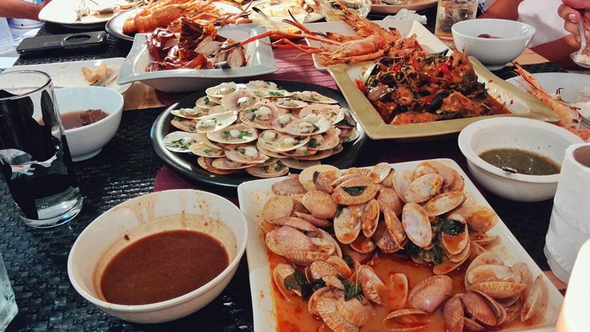 Mesa de almejas, zamburiñas, cigalas y marisco en la Festa do Marisco de O Grove
