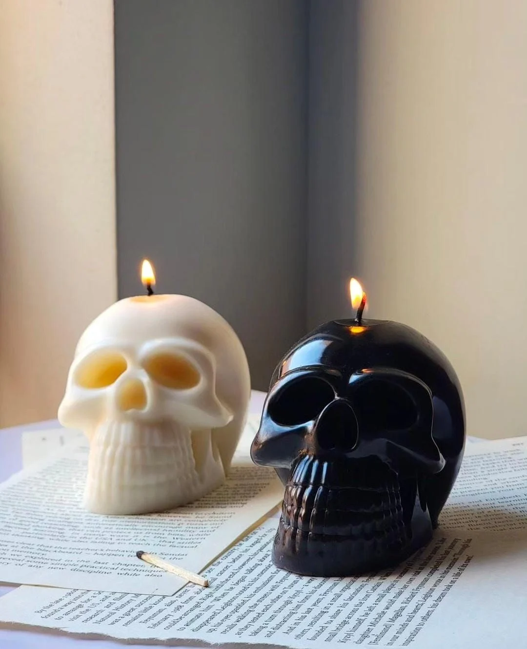 Skull candles, Halloween candles, Gothic candles, Spooky candles, Skull decor, Black and white candles, Creepy candles, Unique candles, Home decor candles, Gift candles, Halloween decoration, Skull-themed candles, Candle collection, Cool candles, Skull motif candles