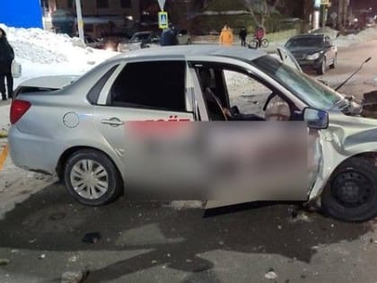 В Оренбурге в страшном ДТП с двумя автомобилями такси погиб мужчина