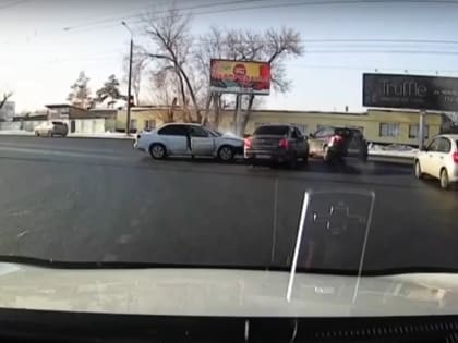 В Оренбурге на проспекте Победы столкнулись две иномарки