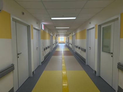 В новой детской больнице Оренбурга собирают мебель. Холл расписали