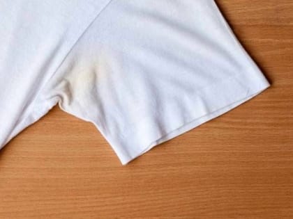 Шесть безотказных способов убрать следы дезодоранта с одежды