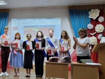 В гимназии №1 г. Кувандыка прошли выпускные вечера с торжественным вручением аттестатов