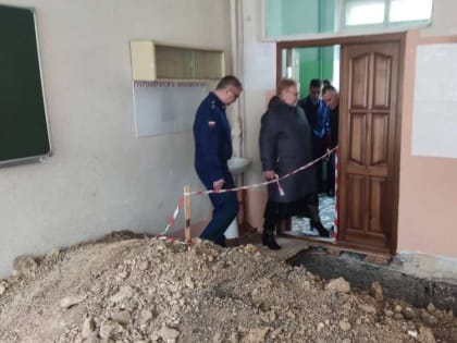 Прокурор Руслан Медведев побывал в аварийной школе №54 в Орске