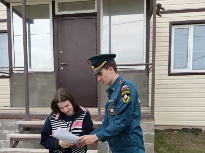 Сотрудники МЧС разъясняют жителям области порядок использования открытого огня