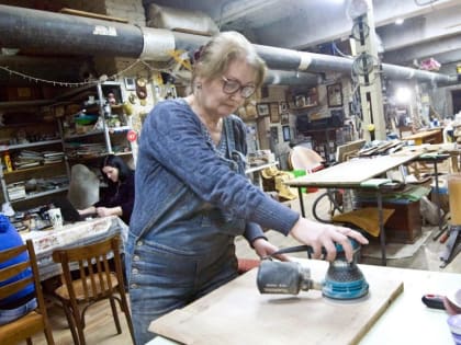 В ФНПР объяснили желание офисных сотрудников перейти в рабочие профессии