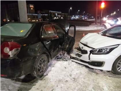 Четырем пострадавшим в ДТП пассажирам потребовалась помощь спасателей Оренбурга