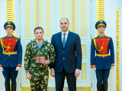 Сегодня губернатор Оренбуржья  Денис Паслер вручил государственные награды и награды Минобороны России 9 участникам специальной военной операции