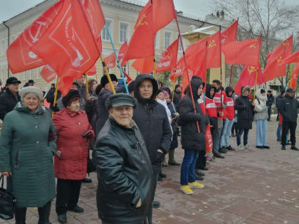 Коммунисты в честь 105-летия Октябрьской революции провели шествие по центру Оренбурга