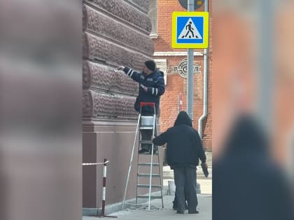 В Оренбурге фасад здания администрации ремонтировали с нарушениями