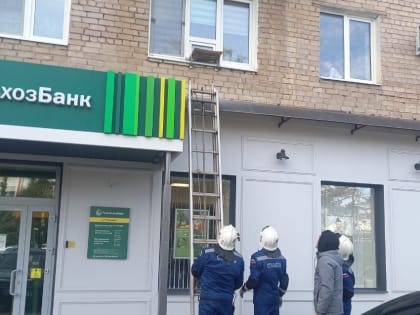 Не смогла открыть дверь врачам. В Оренбурге спасатели помогли женщине