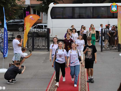 Школьницы из Оренбуржья принимают участие в «Литературном пленэре» в Орле