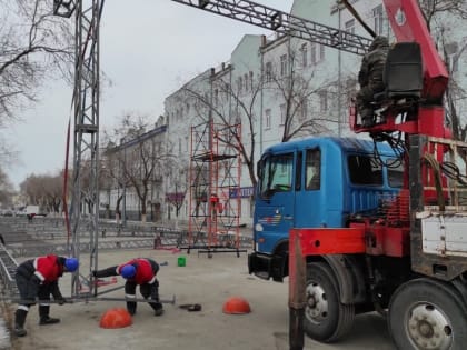 На площади им. Ленина в Оренбурге начали монтировать тоннели из гирлянд