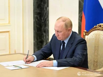 Владимир Путин подписал закон об установлении МРОТ в размере 16 242 рублей в 2023 году