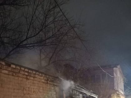 В Оренбурге пожарные отстояли от огня дом на Максима Горького