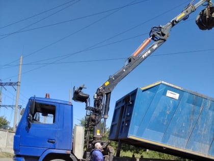 У лесополосы в Овчинном городке выгрузили Камаз мешков с шелухой от семян подсолнечника