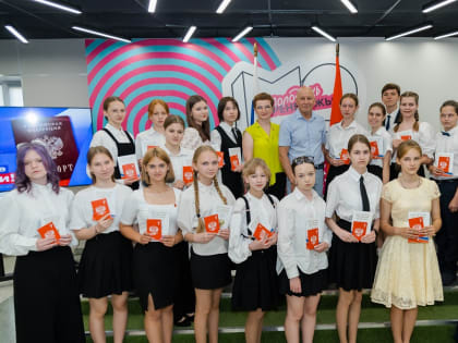 Школьники получили первые в жизни паспорта
