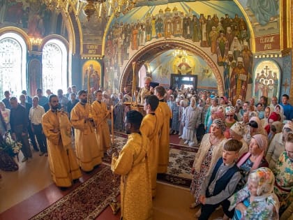 ТРИ АРХИПАСТЫРЯ СОВЕРШИЛИ ЛИТУРГИЮ В СВЯТО-ТРОИЦКОМ ХРАМЕ МИАССА К 250-ЛЕТИЮ ГОРОДА