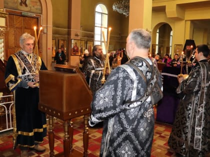 ПРЕОСВЯЩЕННЕЙШИЙ ИРИНЕЙ ВОЗГЛАВИЛ ПОВЕЧЕРИЕ С ЧТЕНИЕМ ВЕЛИКОГО КАНОНА ПРП. АНДРЕЯ КРИТСКОГО В ПЕТРОПАВЛОВСКОМ ХРАМЕ НОВОТРОИЦКА