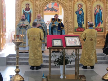 В новом Акбулакском храме в день Благовещения выпустили в небо голубей