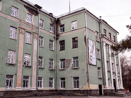 Трещины в стене и осыпавшаяся штукатурка. Родители юных орчан жалуются на состояние здания школы № 2