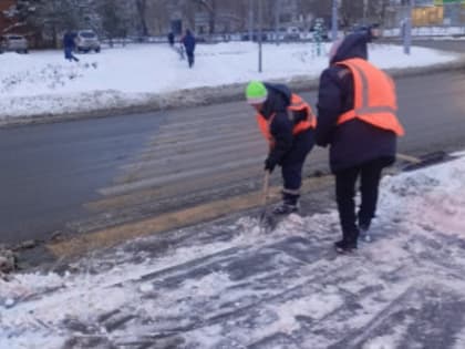 В Оренбурге продолжаются снегоуборочные работы