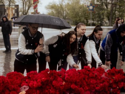 Сотрудники и студенты ОГПУ возложили цветы к Вечному огню в Оренбурге