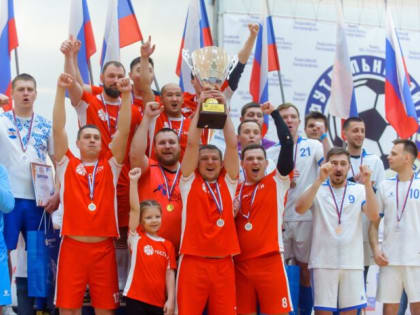 Генеральный директор ПАО «Россети Волга» Александр Гаврилов вручил медали энергетикам-футболистам