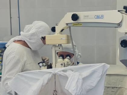 Врезался в дверь и чуть не потерял глаз: мужчине из Орска удалили из глазницы осколки