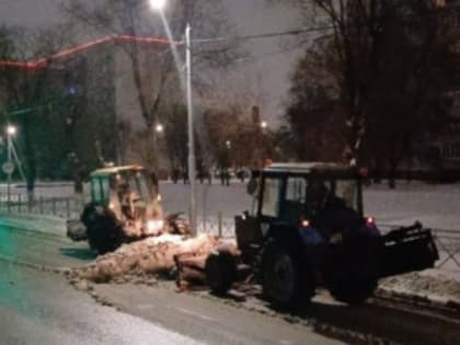 Днем 28 декабря в снегоуборочных работах в Оренбурге задействовано 145 сотрудников коммунальных предприятий и 48 единиц техники