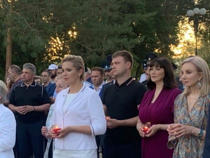 В Оренбурге на акцию "Свеча памяти" вышли сотни человек. Массовое мероприятие состоялось вечером 21 июня, приуроченное к Дню памяти и скорби