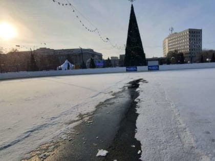 Катка не будет. Ледовую арену в центре Оренбурга растопила бесхозная труба