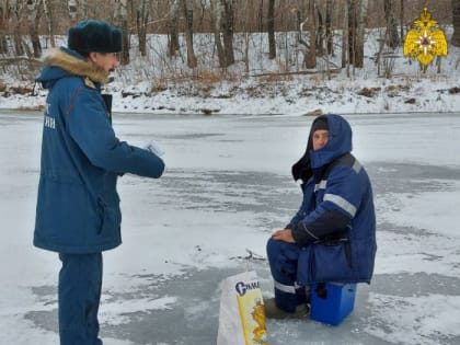 Оренбургским рыбакам угрожают штрафом за выход на тонкий лед