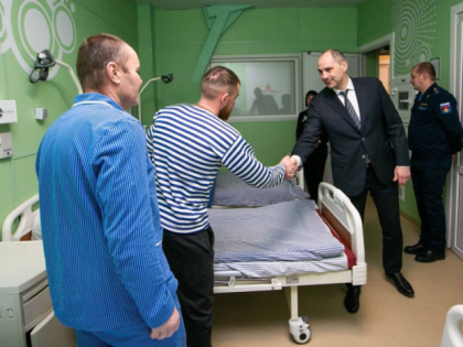 Паслер встретился с бойцами СВО в Оренбургском военном госпитале