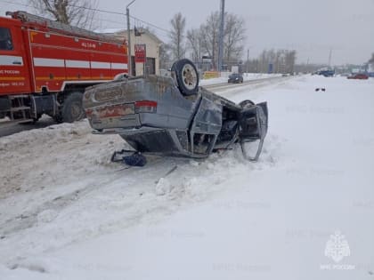 В Бугуруслане спасатели помогли водителю выбраться из перевернутого автомобиля