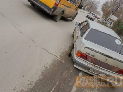 В Оренбурге автомобили проваливаются в открытые ливневки