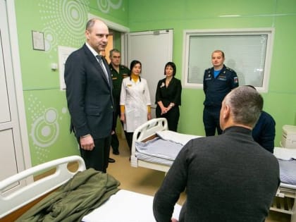 Губернатор Денис Паслер посетил бойцов СВО в Оренбургском военном госпитале