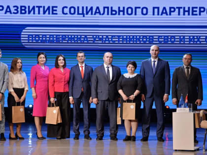 Денис Паслер и Ярослав Чирков вручили профсоюзные билеты восьмерым оренбуржцам